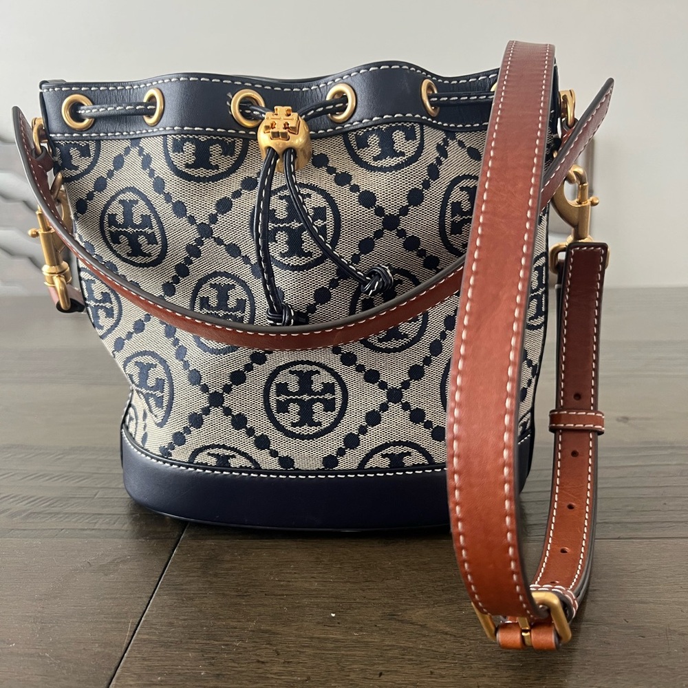 Tory Burch Navy and Brown Monogram Jacquard Bucket Bag - Picture 4 of 9